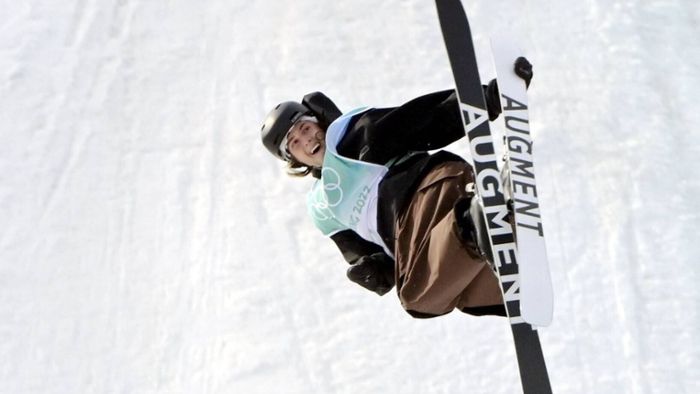 Ski-Freestyler landet spektakulär auf einem Bein