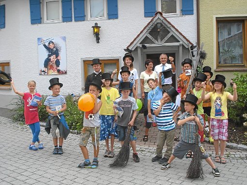 Glücksbringer unter sich. Kinder aus Villingendorf besuchen das Schornsteinfegermuseum.  Foto: Mattes Foto: Schwarzwälder-Bote