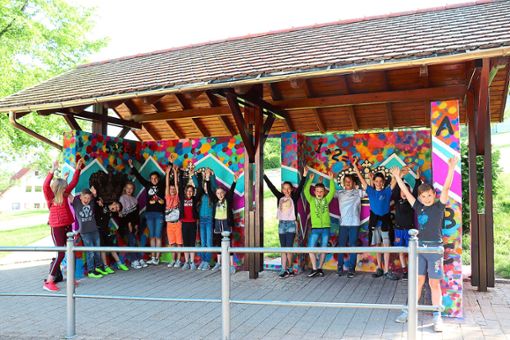 Schüler der Dotternhausener Schlossbergschule haben bei den Projekttagen  das Buswartehäuschen mit bunten  Farben flippig gestaltet und den Schulhof mit Kunstwerken aufgewertet. Fotos: Schule Foto: Schwarzwälder Bote