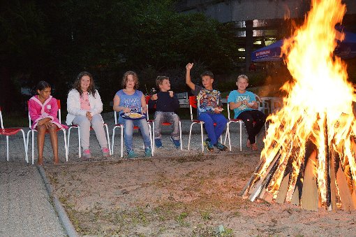 Ums prasselnde Feuer sitzen diese Kinder und lauschen gespannt den Geschichten, die Madlen Schlack vorliest. Fotos: Nagel Foto: Schwarzwälder-Bote
