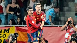 Auch die spanischen Top-Stars Alvaro Morata (links) und Gavi werden wohl  im kommenden Sommer auf der Baar wohnen und trainieren. Foto: AP/Jose Breton
