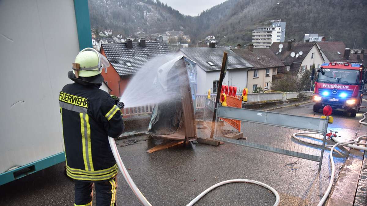 Brand in Baustellentoilette: Feuer lässt Dixi-Häuschen in Schramberg schmelzen