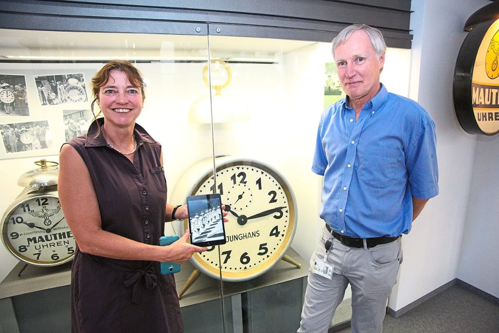 Eva Renz und Eduard Saluz vom Deutschen Uhrenmuseum präsentieren Möglichkeiten, mit Hilfe von Smartphone oder Tablet zusätzliche Informationen bei einem Museumsrundgang zu erhalten. Fotos: Reutter
