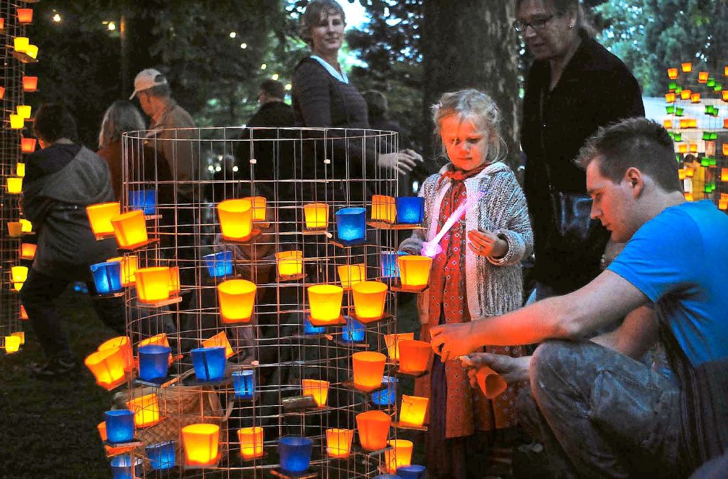 Mehr als 13.000 Becherlichter werden am 4. Juli im Lahrer Stadtpark entzündet. Foto: Archiv Foto: Lahrer Zeitung