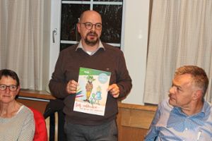 Frank Börnard zeigt das  Malbuch für Kinder. Foto: Steinmetz Foto: Schwarzwälder Bote