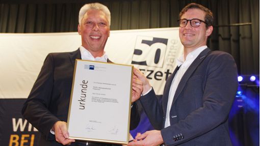 Pezet-Vorstand Robert Henne durfte sich über eine Urkunde von der IHK zum 50. Geburtstag der Pezet AG freuen Foto: SB/Kost
