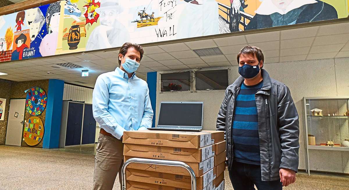 Markus Armbruster (rechts) übergibt 25 Kartons mit Laptops an das Einstein-Gymnasium, vertreten durch den stellvertretenden Schulleiter Arne BleckmannFoto: Stadt Kehl Foto: Schwarzwälder Bote