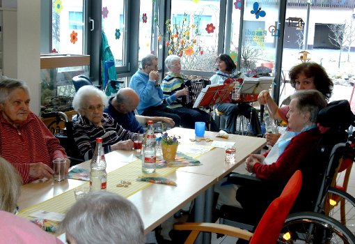 Ein Harmonika-Trio spielt, die Senioren singen. In der Seniorenresidenz Lauterbach fand das Schmetterlingsfest statt. Foto: King Foto: Schwarzwälder-Bote