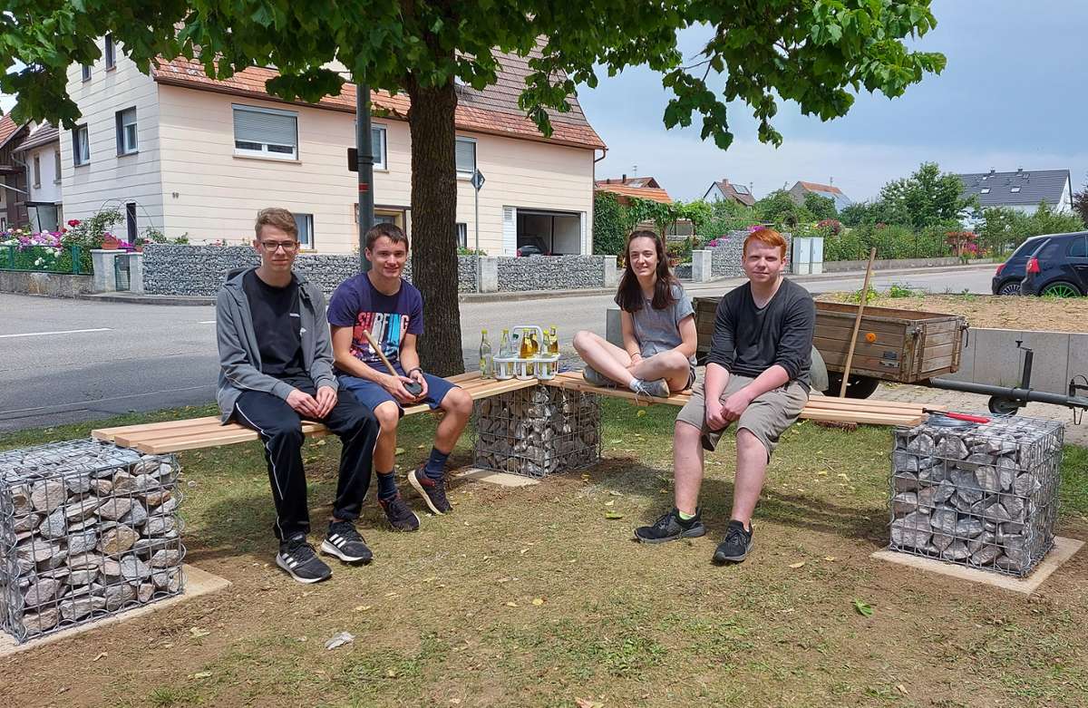 Die Firmlinge in Rohrdorf bauten eine Sitzbank auf dem Kirchplatz.Foto: Schweizer