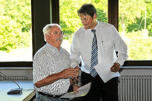 OB Peter Rosenberger überreichte Peter Zimmermann (links) die Ernennungsurkunde zum Ortsvorsteher. Foto: Morlok Foto: Schwarzwälder-Bote
