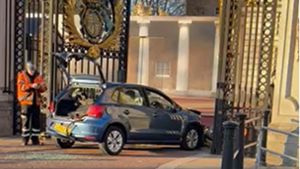Ein Mann ist offenbar mit seinem Wagen gegen das Tor des Buckingham-Palasts gekracht. Foto: dpa/Jim Jones