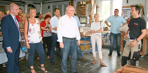 Juniorchef Frank Seifried (rechts) erläutert dem Unionsfraktionschef Volker Kauder (Mitte) beim Rundgang durch den Betrieb die Philosophie seines Unternehmens. Foto: King Foto: Schwarzwälder-Bote