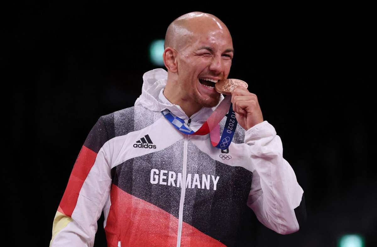 Frank Stäbler bei den Olympischen Spielen in Tokyo  mit seiner Bronze-Medaille (Archivbild). Foto: AFP/JACK GUEZ