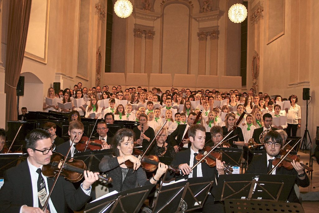 Der Projektchor mit 130 Sängern, der Männerchor mit 45 Mitgliedern, der Kinderchor mit 45 kleinen Sängern, das Orchester mit 36  Musikern und die Begleitung am Flügel lassen die zwei Konzerte zu einem Erlebnis werden.  Foto: Weber