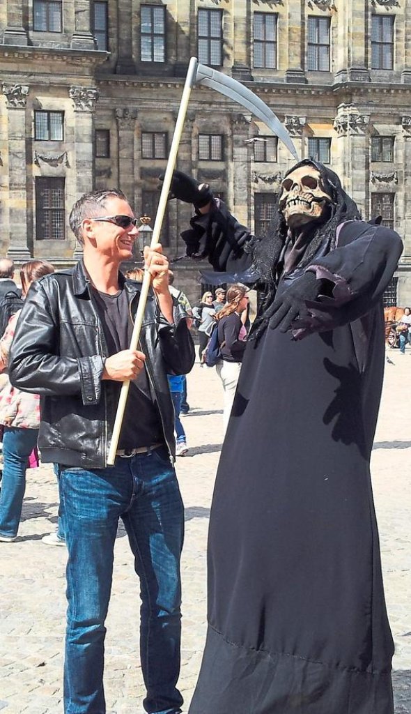 Autor Guido Kniesel (links) will den Tod mit seinen eigenen Waffen besiegen.