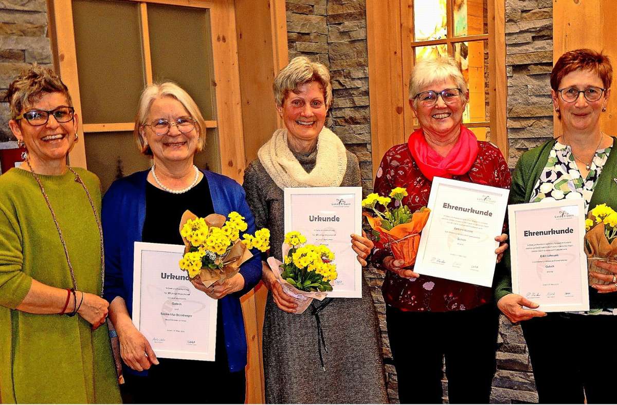 Vorsitzende Bettina Breithaupt (von links) ehrte  Sabine Mai-Bizenberger, Brigitte Hippler, Bärbel Wöhrle und Erika Lehmann. Foto: Kern/Picasa