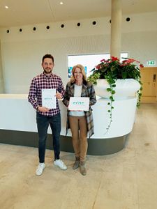 Technikpädagoge Timo Ringwald und Schulleiterin Iris Schlegel freuen sich über die Auszeichnung MINT-freundliche Schule.  Foto: Kleefisch Foto: Schwarzwälder Bote