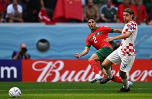 VfB-Profi Borna Sosa für Kroatien gegen den PSG-Star Achraf Hakimi, der für Marokko spielt Foto: AFP/MANAN VATSYAYANA