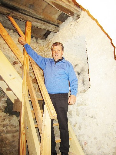 Berthold Hagg hat die Treppen zum Benzinger Kirchturm hinaufsaniert.Foto: Böhme Foto: Schwarzwälder-Bote