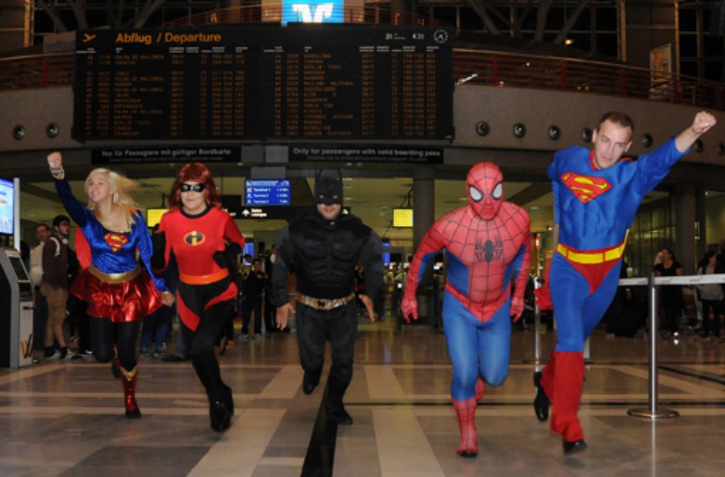 Diverse Superhelden haben am Donnerstag am Stuttgarter Flughafen den Passagieren beim Tragen des Gepäcks geholfen.