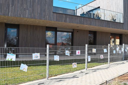 Zuhause gemalt, am Kinderhaus aufgehängt – die Mutmach-Bilder der kleinen Mönchweiler Bürger bringen ein wenig Farbe in die Gemeinde.Foto: Hettich-Marull Foto: Schwarzwälder Bote