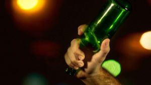 Alkoholisierter 32-Jähriger geht mit Bierflasche auf Polizisten los