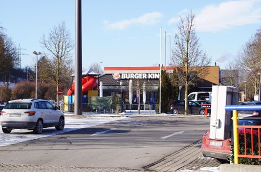 Eine Schlägerei, die eine Gruppe junger Männer im Dezember 2019 auf dem Burger-King-Parkplatz in Ebingen angezettelt hat, wurde vor dem Amtsgericht Albstadt verhandelt. Foto: Kuster