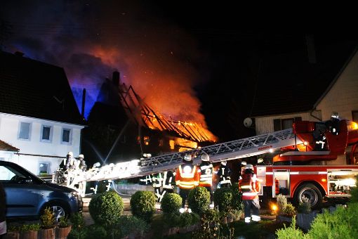 Beim Eintreffen der Feuerwehr stand das Gebäude bereits in Flammen.  Foto: SDMG/Maurer