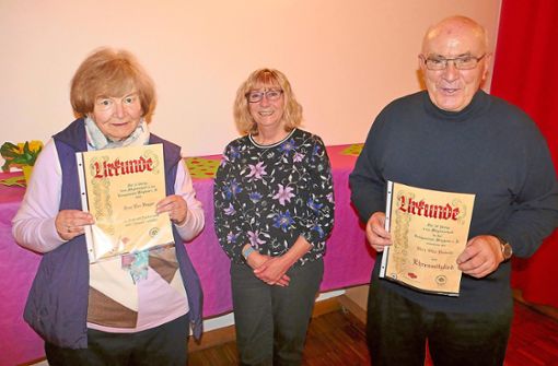 Die TG-Vorsitzende Jutta Faller (Mitte) ehrt Else Hugger und Otto Diebold für ihre jahrzehntelange Vereinszugehörigkeit. Foto: Bombardi