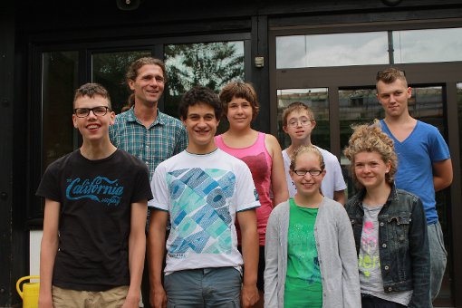 Schulleiter Andreas Graff (hinten links) mit Schülern der Carl-Sandhaas-Schule, die nach den Sommerferien von der Haupt- in die Berufschulstufe wechseln werden. Foto: Störr