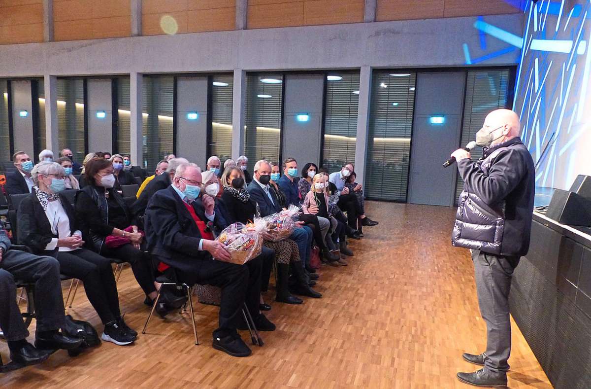 Joachim Spitz spricht zum Publikum in der Neckarhalle.