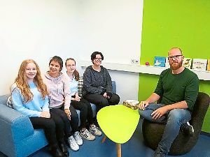Vier Schülerinnen sprachen mit dem  Schulsozialarbeiter Nico van de Weyer über seine Arbeit am OHG.  Foto: Schick Foto: Schwarzwälder-Bote