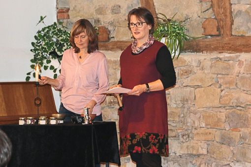 Räucherwerk und alte Märchen boten Regina Nerz und Sigrid Maute in der Kulturscheune dar.  Foto: Welte Foto: Schwarzwälder Bote