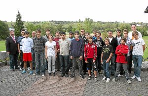 Die Prüfungsteilnehmer mit Obmann Antonio De Rossi (links), und Lehrwart Hardy Landbeck (rechts).  Foto: Schweizer Foto: Schwarzwälder-Bote