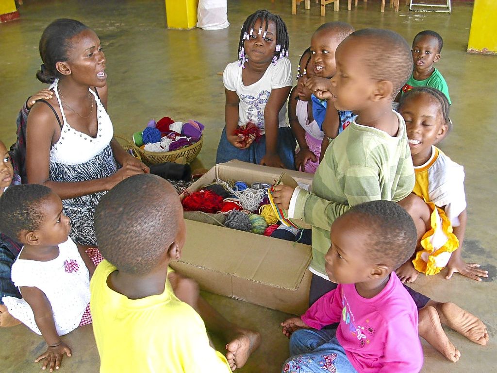 Über eine Woll-Spende des Jumbo-Markts aus Villingen freuen sich Kinder im Waldorfkindergarten in Tansania.   Foto: ewk
