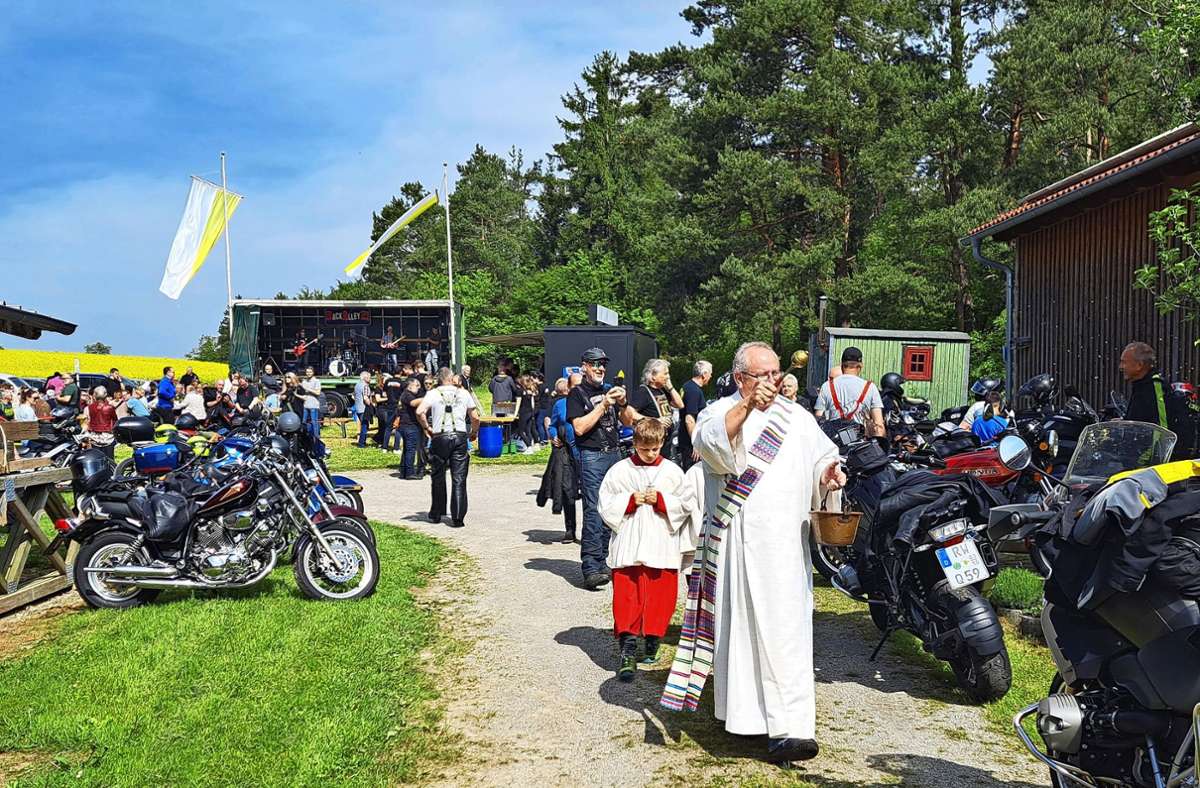 Jubiläum Remigiuskirche: Besucher kommen in Scharen zum Biker-Gottesdienst in Epfendorf