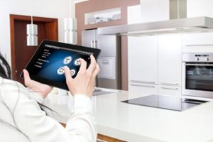 Moderne Haushaltsgeräte können per Tablet gesteuert werden. Foto: Daniel Kraso - stock.adobe.com