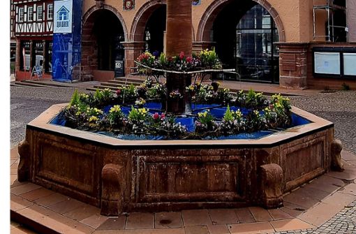 Der geschmückte Marktbrunnen soll Lust auf Frühling machen. Foto: Kugel