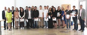 18 Wirtschaftsschüler haben an der Walther-Groz-Schule ihre Fachschulreife erlangt. Foto: Schule Foto: Schwarzwälder-Bote