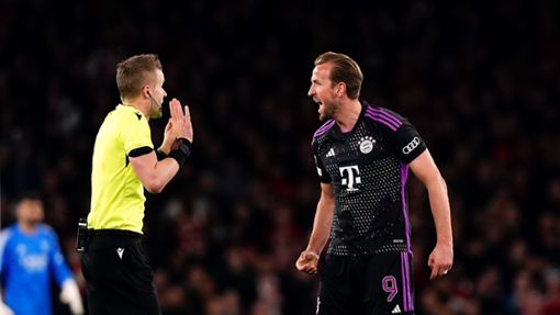 Mit den Schiedsrichterentscheidungen waren die Bayern um Harry Kane (r) nicht zufrieden. Foto: John Walton/PA Wire/dpa