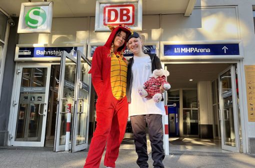 Lisa Burger und Sandra Petrova sind auch eben mit dem Regionalzug aus Vaihingen in Ludwigsburg angekommen. Die beiden jungen Frauen fallen auf, sie tragen Pyjamas und erzählen, dass sie auf dem Weg zur Mottoparty ihrer Schule sind. Beide haben sich ein 9-Euro-Ticket gekauft, in erster Linie, wie sie sagen, „um Geld zu sparen“. Foto: Martin Tschepe/Martin Tschepe