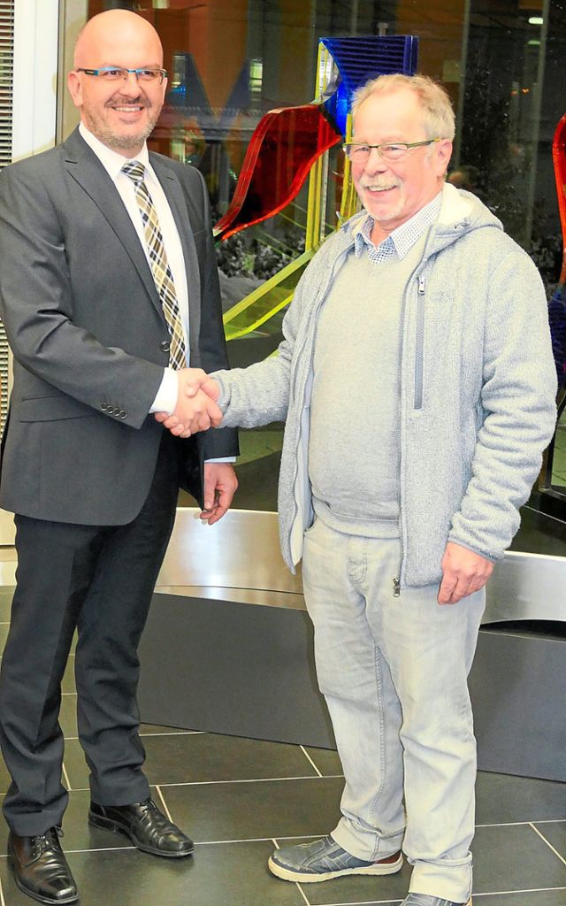 Bürgermeister Christoph Enderle begrüßte Arnold Silzle-Kreuzer    als neues Mitglied im Gemeinderat.