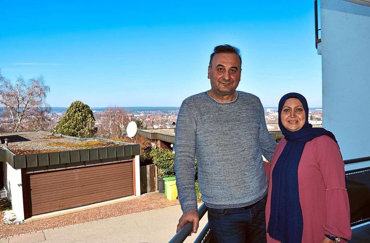 Als Rafet (links) und Emsal Cakir vor vielen Jahren nach Deutschland kamen, konnten sie kein Deutsch – heute finden sie, hier auf ihrem Balkon in Villingen stehend, deutliche Worte von ihrer gelungenen Integration zu erzählen. Foto: Spitz