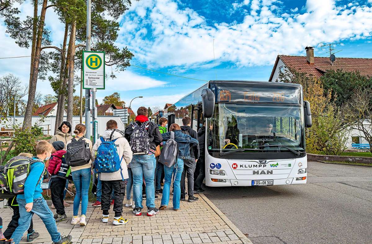 Blankes Chaos herrscht bisweilen im Schulbusverkehr von Neubulach in Richtung Emberg. Zeitweise schon beim Einstieg. Foto: Fritsch