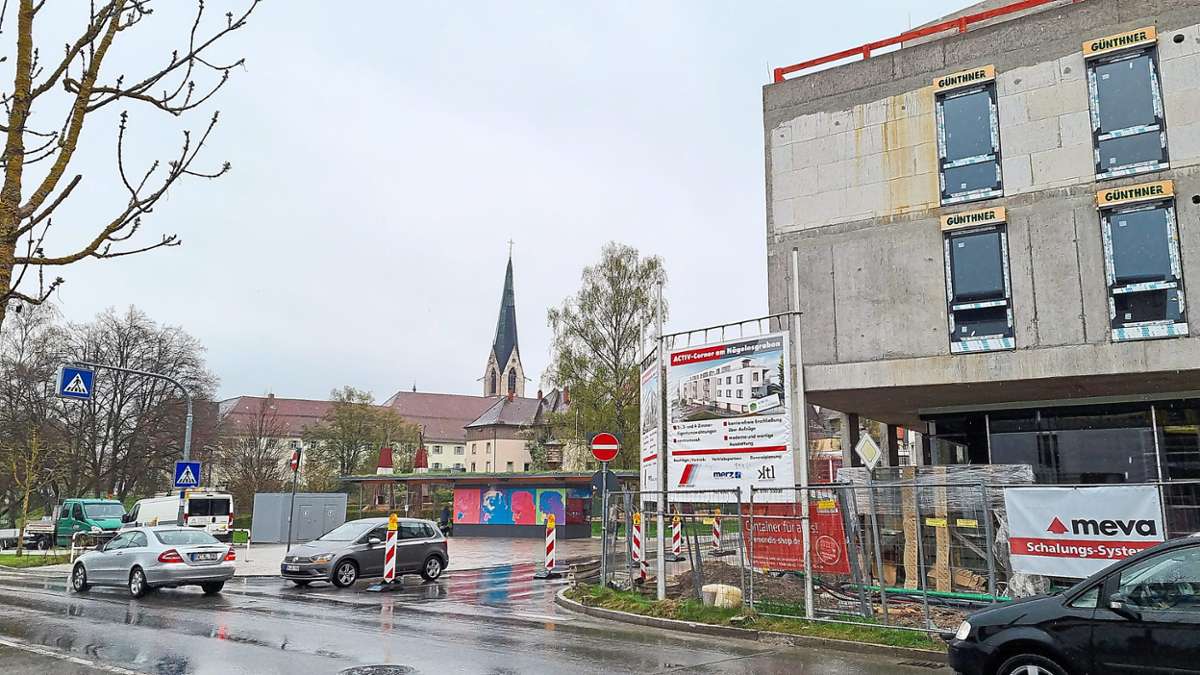 Parkhaus statt Blick auf den Münsterturm? Links neben dem derzeit im Bau befindlichen Wohn- und Geschäftshaus mit Tiefgarage, in das der Müller-Markt einziehen soll, ist das dritte Parkhaus geplant.
