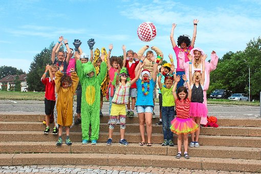 Rein in die Kostüme und aufgestellt: Eine Gruppe posiert für die Fotoshow. Foto: Smaoui Foto: Schwarzwälder-Bote