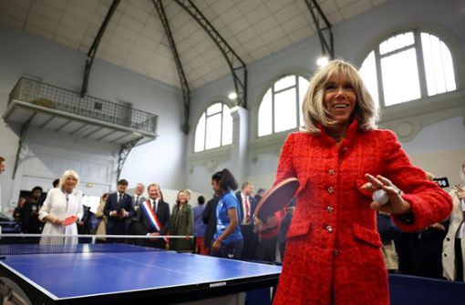 Königin Camilla (hinten l) von Großbritannien spielt mit Frankreichs Première Dame Brigitte Macron (vorne) Tischtennis. Foto: dpa/Hannah Mckay