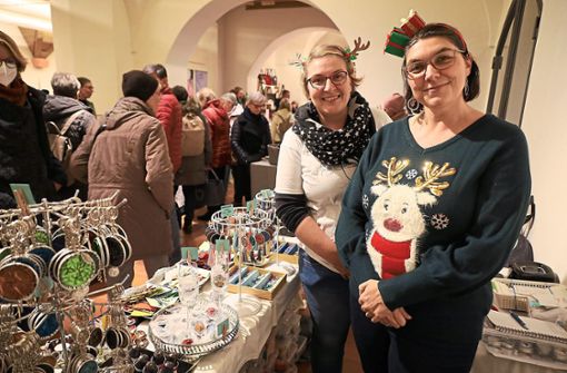 Dagmar Huppenbauer (links) und ihre Freundin Claudia Jährlich haben sich für den Markt Kunsthandwerk zur Weihnachtszeit im Franziskanermuseum in Villingen weihnachtlich in Schale geworfen. Foto: Heinig