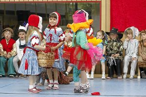 Einfach märchenhaft: In passenden Kostümen präsentieren die Kinder die Geschichten der Gebrüder Grimm. Foto: Renz Foto: Schwarzwälder-Bote