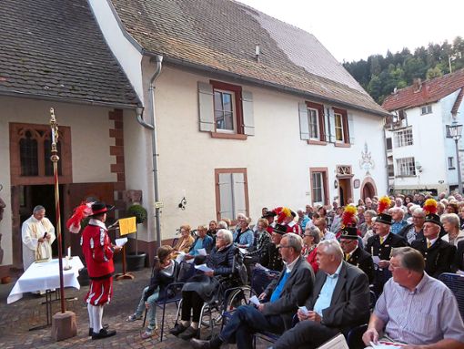 Beim Vereinspatrozinium feierten die Ehrenamtlichen einen Freiluft-Gottesdienst vor der St.-Sixt-Kapelle. Foto: Dorn Foto: Schwarzwälder Bote